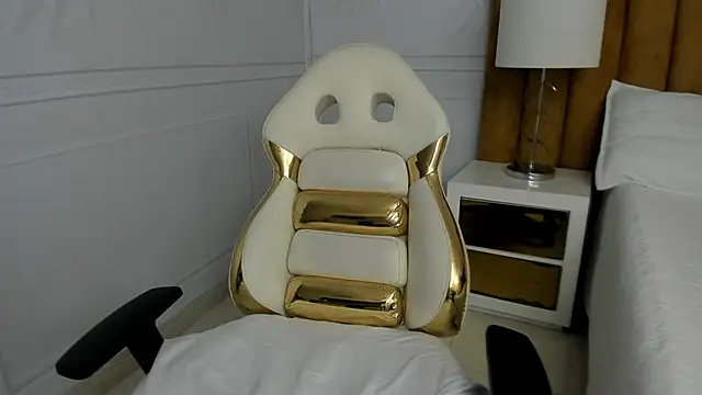 Snapshot of Daphne81_ chatting on February 19, 5:27 am Daphne81  online show from February 19, 5:27 am