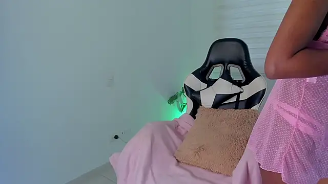 SavannahWildee online show from August 3, 11:59 am