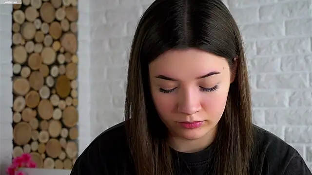 Snapshot of LowOncoming chatting on February 13, 2:18 am LowOncoming online show from February 13, 2:18 am