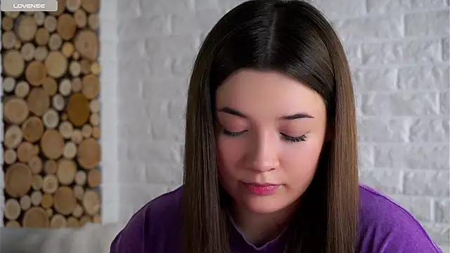 Snapshot of LowOncoming chatting on February 24, 1:58 am LowOncoming online show from February 24, 1:58 am