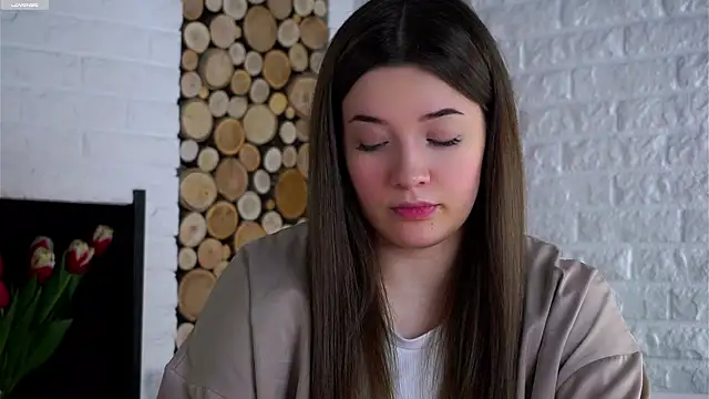 Snapshot of LowOncoming chatting on March 7, 2:08 am LowOncoming online show from March 7, 2:08 am