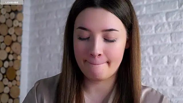 Snapshot of LowOncoming chatting on March 16, 1:44 am LowOncoming online show from March 16, 1:44 am