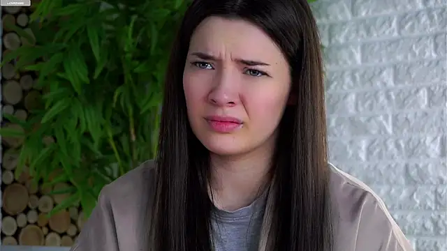 Snapshot of LowOncoming chatting on March 24, 3:33 am LowOncoming online show from March 24, 3:33 am