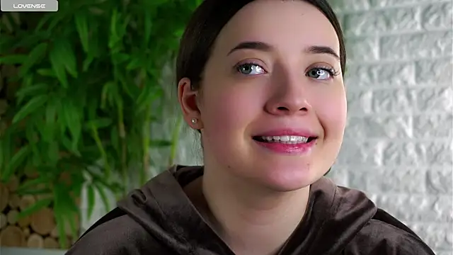 Snapshot of LowOncoming chatting on March 30, 4:46 am LowOncoming online show from March 30, 4:46 am