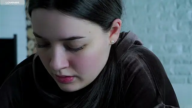 Snapshot of LowOncoming chatting on April 1, 2:12 am LowOncoming online show from April 1, 2:12 am