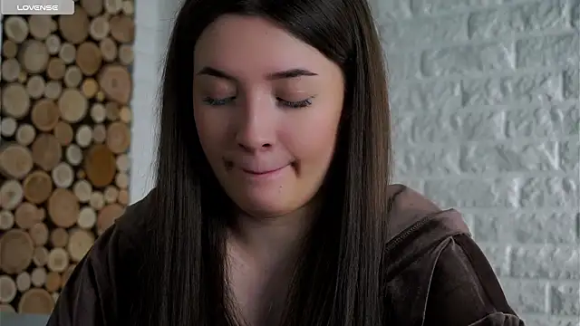 Snapshot of LowOncoming chatting on April 6, 2:20 am LowOncoming online show from April 6, 2:20 am