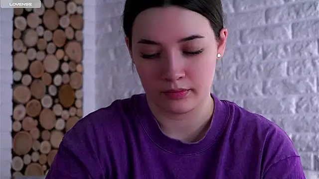 Snapshot of LowOncoming chatting on April 9, 2:22 am LowOncoming online show from April 9, 2:22 am