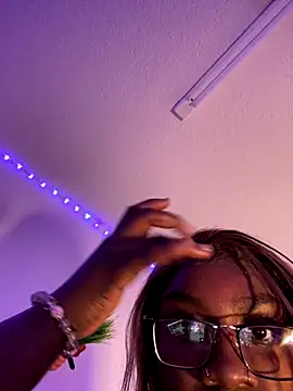 LillShayy online show from December 18, 6:30 am