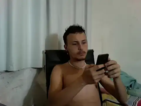 Snapshot of solzinhoalone chatting on December 9, 3:29 am solzinhoalone online show from December 9, 3:29 am