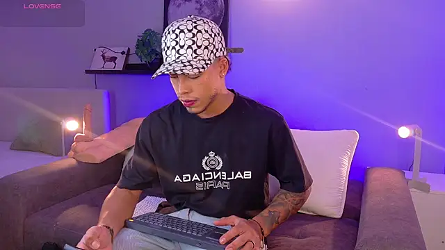 Snapshot of Ken-boy_ chatting on April 28, 9:03 am Ken-boy online show from April 28, 9:03 am