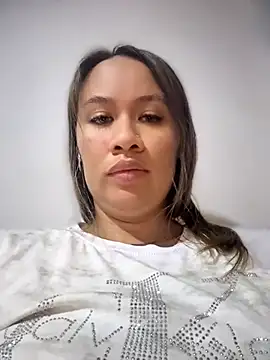 Snapshot of Emiily_lee chatting on June 23, 9:24 pm Emiily lee online show from June 23, 9:24 pm