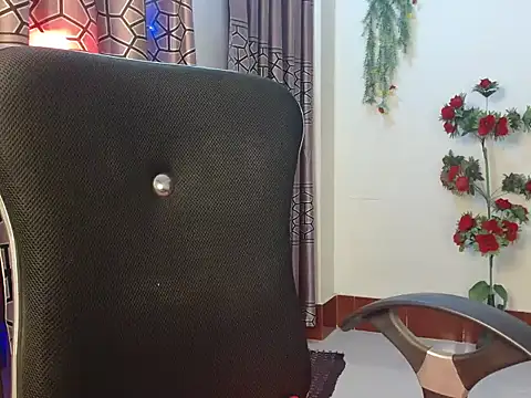 Snapshot of Unlucky-flowers chatting on January 18, 12:36 pm Unlucky-flowers online show from January 18, 12:36 pm