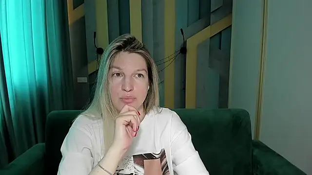 Snapshot of EmilyWalkeri chatting on June 5, 6:52 am EmilyWalkeri online show from June 5, 6:52 am