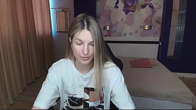 Snapshot of EmilyWalkeri chatting on June 16, 7:00 am EmilyWalkeri online show from June 16, 7:00 am