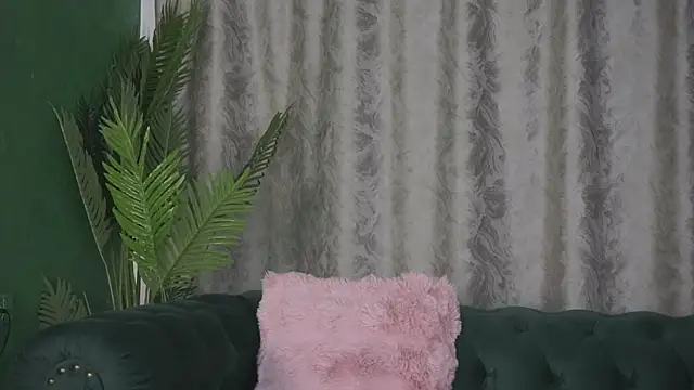 FoxieJullia online show from March 9, 5:11 am