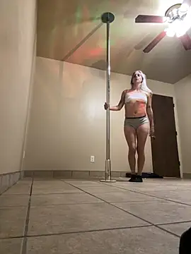 Snapshot of brooklyn3twelve chatting on October 3, 2:08 am brooklyn3twelve online show from October 3, 2:08 am