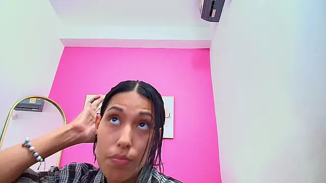 Snapshot of yourcuteneighbourr chatting on January 10, 9:34 am yourcuteneighbourr online show from January 10, 9:34 am