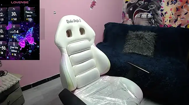 Snapshot of sailor_moon07 chatting on March 6, 3:35 am sailor moon07 online show from March 6, 3:35 am