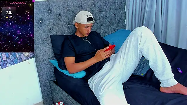 Snapshot of dominic_smith_ chatting on January 22, 5:48 am dominic smith  online show from January 22, 5:48 am