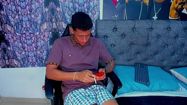 Snapshot of dominic_smith_ chatting on February 5, 1:26 am dominic smith  online show from February 5, 1:26 am