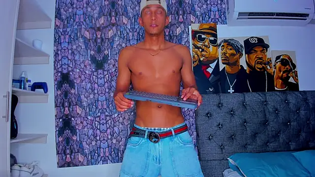 Snapshot of dominic_smith_ chatting on February 6, 1:05 am dominic smith  online show from February 6, 1:05 am