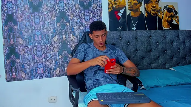 Snapshot of dominic_smith_ chatting on February 7, 1:58 am dominic smith  online show from February 7, 1:58 am