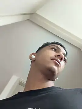 Snapshot of dominic_smith_ chatting on February 13, 1:19 am dominic smith  online show from February 13, 1:19 am