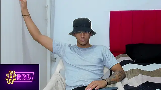 Snapshot of dominic_smith_ chatting on March 7, 6:57 am dominic smith  online show from March 7, 6:57 am