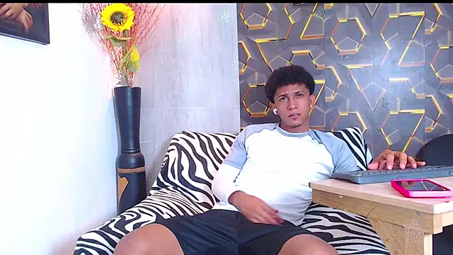 Snapshot of dominic_smith_ chatting on September 22, 10:56 pm dominic smith  online show from September 22, 10:56 pm