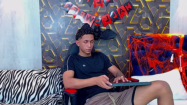 Snapshot of dominic_smith_ chatting on October 26, 6:25 pm dominic smith  online show from October 26, 6:25 pm