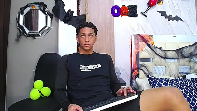 Snapshot of dominic_smith_ chatting on October 28, 10:45 pm dominic smith  online show from October 28, 10:45 pm