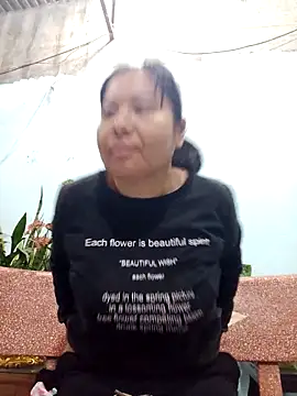 Snapshot of Queen_18200 chatting on February 15, 5:41 am Queen 18200 online show from February 15, 5:41 am