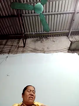 Snapshot of Queen_18200 chatting on December 1, 10:26 pm Queen 18200 online show from December 1, 10:26 pm