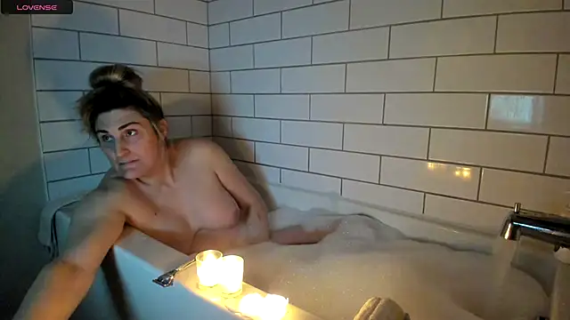 Snapshot of ImLeanneLawson chatting on February 24, 11:41 pm ImLeanneLawson online show from February 24, 11:41 pm