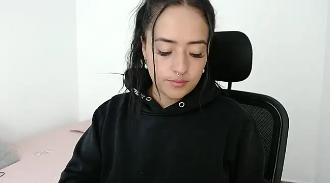 jjulietha95 online show from December 6, 3:08 am