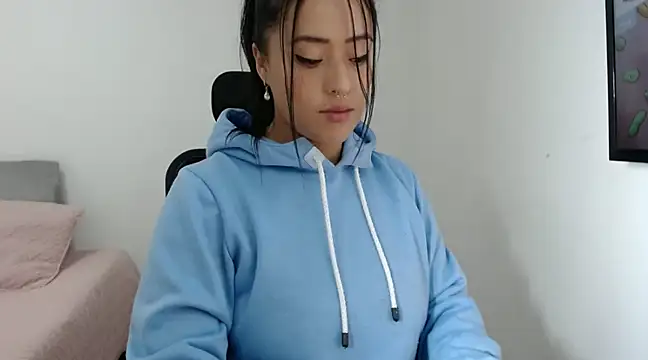 jjulietha95 online show from December 10, 5:28 am