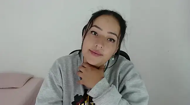 jjulietha95 online show from December 18, 7:15 am