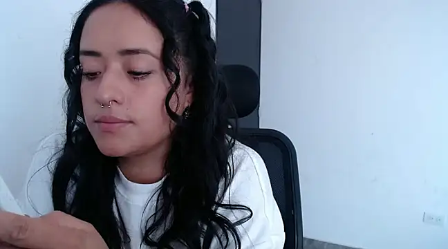 jjulietha95 online show from January 31, 2:39 pm