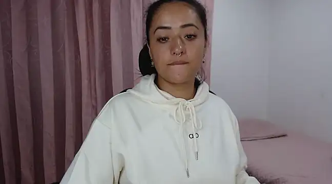 jjulietha95 online show from February 20, 4:39 am