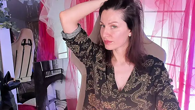 April o Nill online show from December 5, 10:35 am