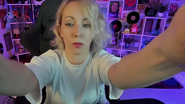 LylithSkye online show from December 10, 8:19 am