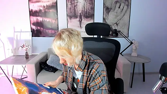 LylithSkye online show from January 8, 8:38 am