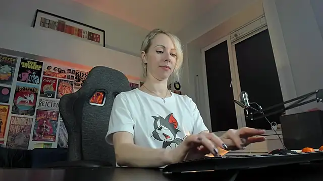 LylithSkye online show from January 9, 12:30 pm