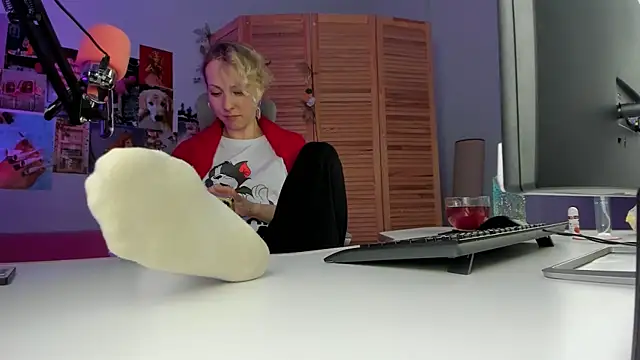 LylithSkye online show from March 6, 2:40 pm