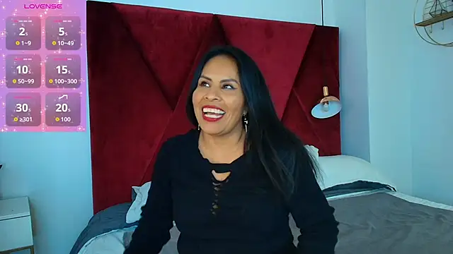 Snapshot of Anthonelaa__ chatting on June 9, 8:20 pm Anthonelaa online show from June 9, 8:20 pm