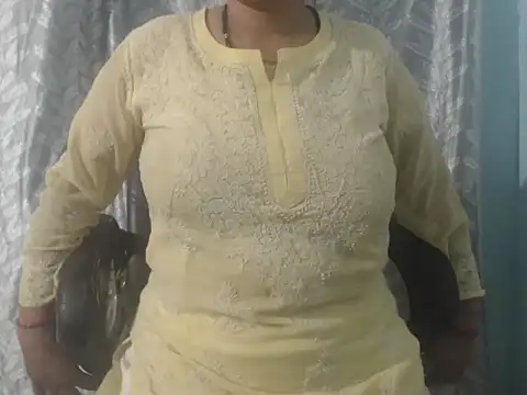 Snapshot of cute-priy chatting on May 15, 7:48 am cute-priy online show from May 15, 7:48 am