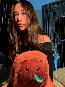 Sophiehii online show from November 4, 4:50 pm