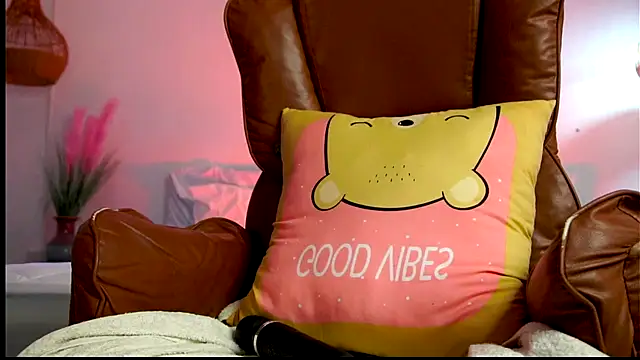 Snapshot of Avrilmoon chatting on January 6, 1:53 am Avrilmoon online show from January 6, 1:53 am