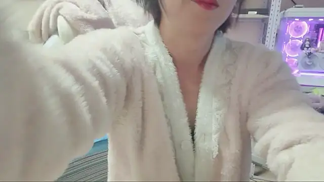 Snapshot of majlee2024 chatting on October 25, 1:51 pm majlee2024 online show from October 25, 1:51 pm