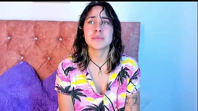 Snapshot of riley_colors chatting on March 12, 1:25 am riley colors online show from March 12, 1:25 am